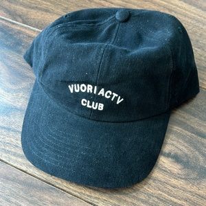 Vuori ACTV Club Dad Hat Unisex in Black and Vuori Pin